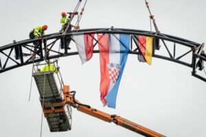 Die Schiene ist 6,71 Meter lang und wiegt 1,9 Tonnen – dabei repräsentieren die Flaggen den deutschen Hersteller MACK Rides, den neuen kroatischen Themenbereich und die polnische Aufbau-Crew von RCS.